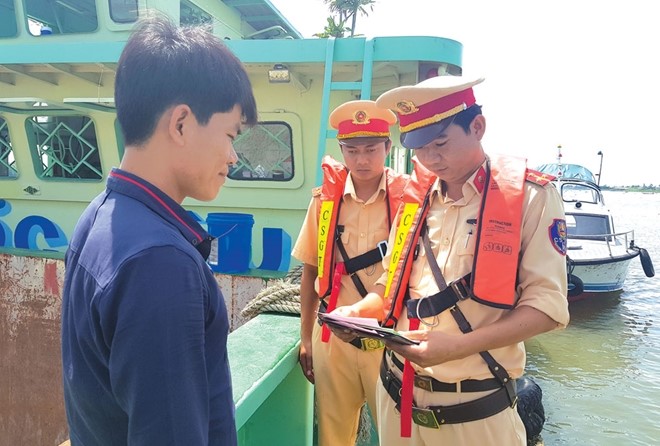 Thủy đội Phòng CSGT Công an Đồng Tháp kiểm tra phương tiện vận chuyển cát trên sông Tiền.