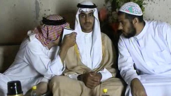 Hamza bin Laden (giữa) trong lễ cưới của y ở Iran - Ảnh: AFP