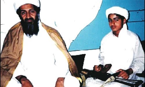 Hamza lúc còn nhỏ bên cạnh người cha Osama bin Laden - Ảnh: AFP