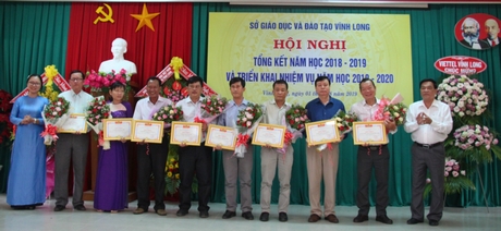 Khen thưởng các đơn vị có tỷ lệ học sinh đậu tốt nghiệp THPT 100% 2 năm liền.