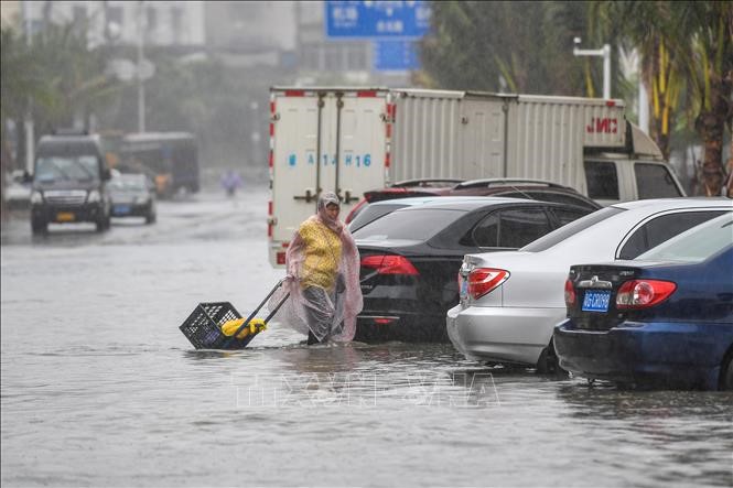 Cảnh ngập lụt sau mưa lớn do ảnh hưởng của bão Wipha tại Hải Khẩu, tỉnh Hải Nam, miền nam Trung Quốc, ngày 1/8/2019. Ảnh: AFP/TTXVN