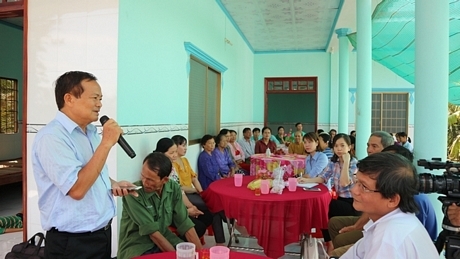Lãnh đạo Chi cục PTNT phát biểu với lớp dạy nghề chăn nuôi gà cho LĐNT ở Ấp 4 (xã Hòa Hiệp- Tam Bình) khai giảng sáng 1/8/2019.
