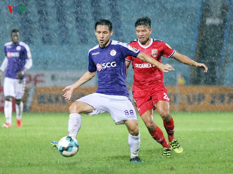 Bình Dương (áo đỏ) thua Hà Nội FC ở vòng 19 V-League 2019.