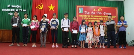 Các phần quà là nguồn động viên giúp các em học sinh, sinh viên học tập tốt.