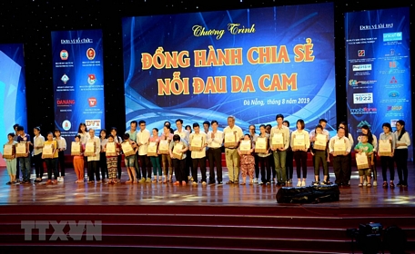 Ban tổ chức Chương trình trao 21 suất quà cho các nạn nhân chất độc da cam/dioxin có hoàn cảnh đặc biệt khó khăn tại thành phố Đà Nẵng. (Ảnh: Quốc Dũng/TTXVN)