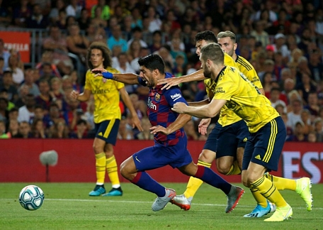 Suarez ghi bàn quyết định giúp Barca thắng trận. (Ảnh: Getty).