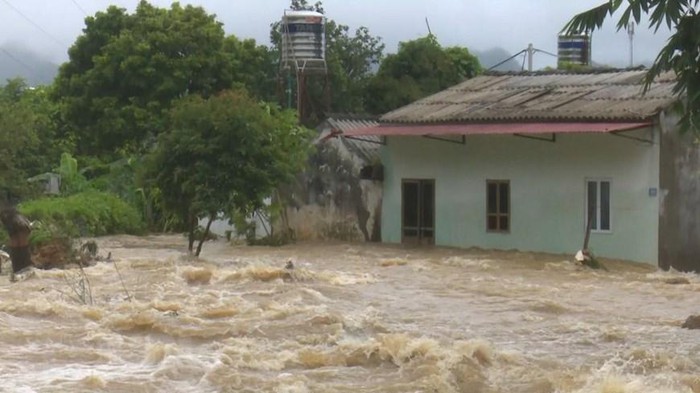 Mưa lớn, nước tràn vào nhà dân ở xã Đông Sang, huyện Mộc Châu, tỉnh Sơn La. (Ảnh: TTXVN)