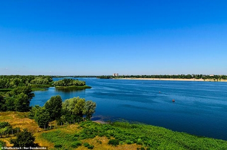 Sông Dnieper - con sông dài thứ ba tại Châu Âu - chạy từ nước Nga, qua Belarus và Ukraine, rồi đổ vào biển Đen. Con sông Dnieper cũng chưa được nhắc tới nhiều trên bản đồ du lịch, nhưng nếu có cơ hội trải nghiệm, du khách sẽ phải sửng sốt trước những cảnh quan mà hai bên bờ sông mở ra.