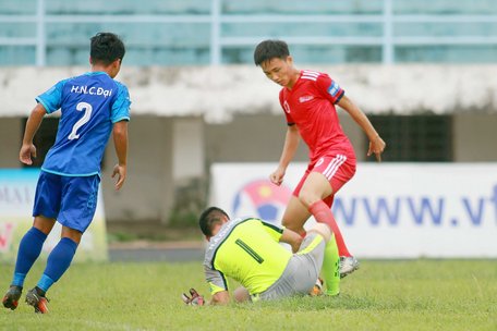 Tự Nhân (20, Vĩnh Long- áo đỏ) mở tỷ số trong trận hoà Bình Thuận 2-2.