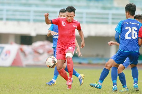 Tiến Phát (10, Vĩnh Long- áo đỏ) trong trận hoà Bình Thuận 2-2.