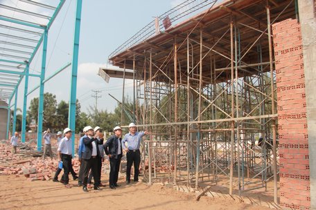 Đoàn công tác của Bộ Xây dựng do Thứ trưởng Lê Quang Hùng (thứ 2 từ phải sang) làm trưởng đoàn đến kiểm tra hiện trường sự cố vào sáng 16/3/2019.