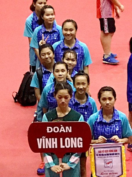 Các VĐV trẻ bóng bàn Vĩnh Long tại lễ khai mạc giải.