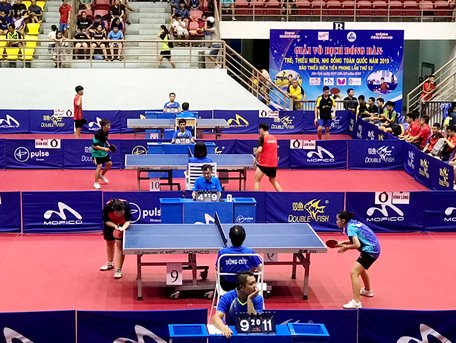 Trận đấu chung kết giữa Vĩnh Long (phải) trước đối thủ rất mạnh là CLB Hà Nội T&T.