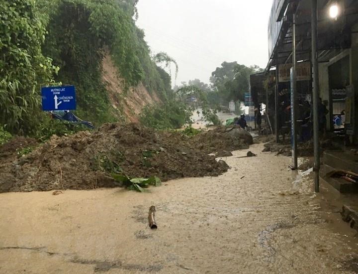  Mưa lũ làm sạt lở, chia cắt nhiều tuyến đường khu vực huyện biên giới Mường Lát, Thanh Hóa. (Ảnh: TTXVN)