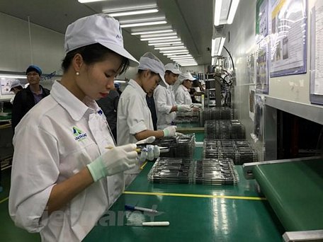  Xuất khẩu điện thoại và linh kiện đạt khoảng 27,3 tỷ USD trong 7 tháng. (Ảnh: Đức Duy/Vietnam+)