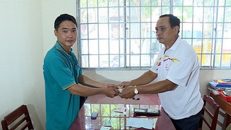 Chú Mỹ bàn giao lại tiền cho anh Nam.