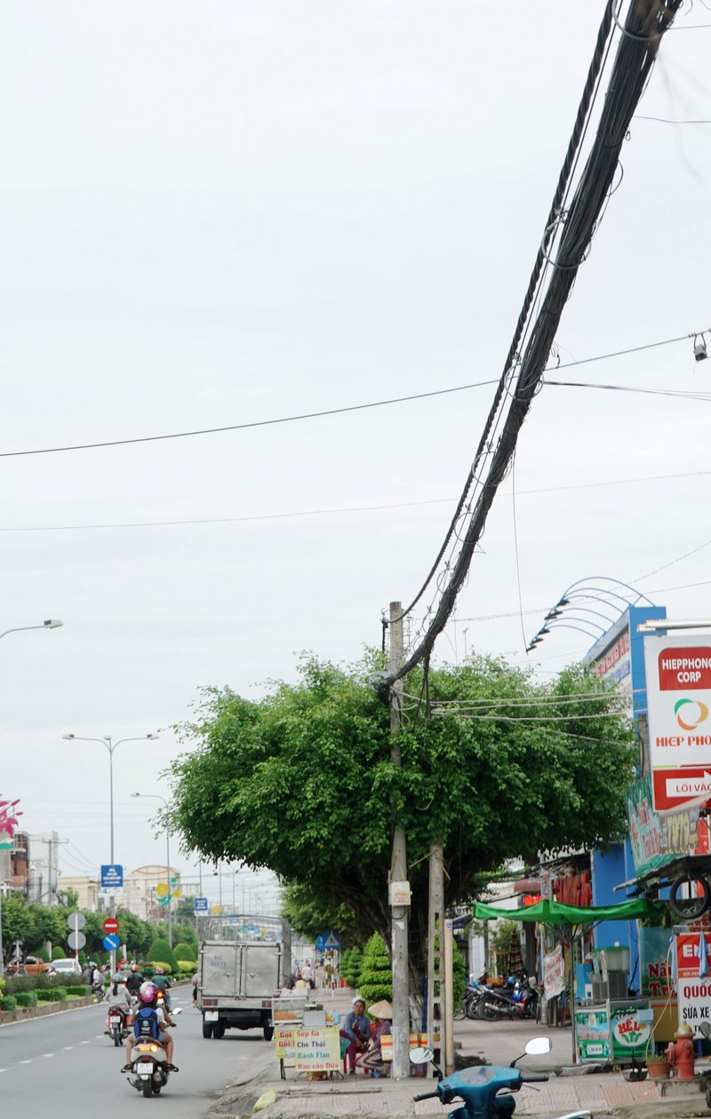 Các nỗ lực “gom gọn các đường dây” đã diễn ra nhưng vẫn chưa trả được tự do và vẻ tự nhiên cho những con đường.