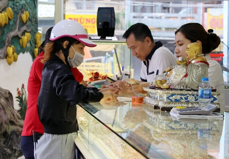 Giá vàng tăng chóng mặt khiến nhiều người tiêu dùng… hồi hộp.