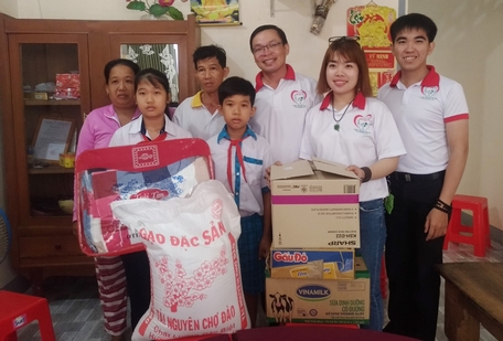 Bàn giao nhà nhân ái cho em Huỳnh Thị Mỹ Xuyên.