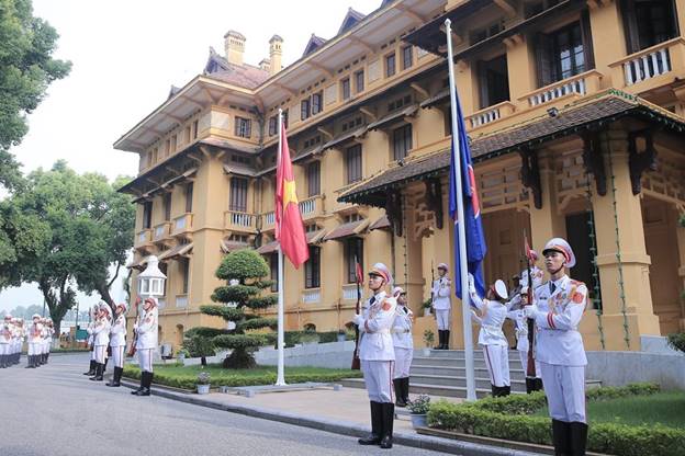  Nghi thức thượng cờ nhân dịp kỷ niệm 52 năm Ngày thành lập Hiệp hội các quốc gia Đông Nam Á (ASEAN). (Ảnh: Lâm Khánh/TTXVN)