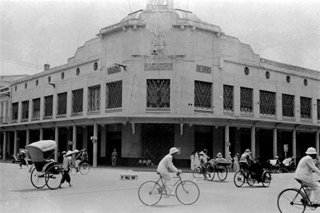 Cửa hàng bách hóa Grands Magasins ở ngã tư Rue Paul Bert - Francis Garnier.