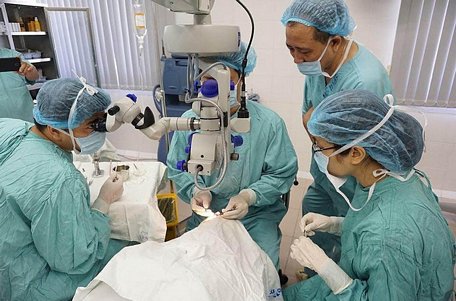  Bệnh viện Trung ương Huế ghép giác mạc từ người hiến tặng cho bệnh nhân mù lòa