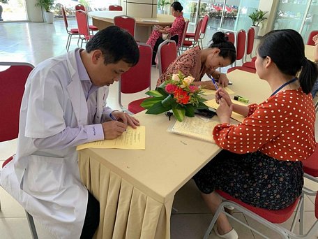 Nhiều y, bác sĩ Bệnh viện Trung ương Huế tự nguyện đăng ký hiến mô, tạng sau khi qua đời