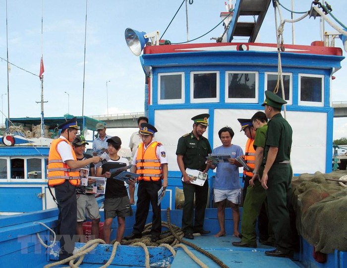 Cụm đặc nhiệm phòng chống tội phạm ma túy số 3 (Bộ Tư lệnh Cảnh sát biển Việt Nam) phối hợp với Bộ đội Biên phòng và Công an tỉnh Ninh Thuận tổ chức tuyên truyền pháp luật, nâng cao nhận thức về phòng chống ma túy cho ngư dân. (Ảnh: Công Thử/TTXVN)