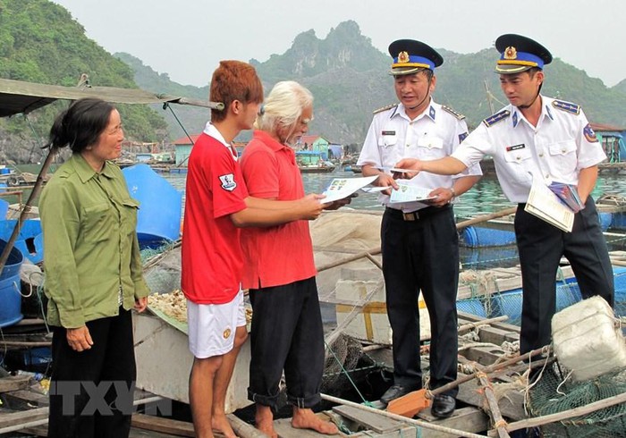 Lực lượng phòng, chống tội phạm ma túy của Bộ Tư lệnh Cảnh sát biển phát tờ rơi tuyên truyền phòng, chống tội phạm ma túy cho ngư dân khu vực biển, đảo Cát Bà và Bạch Long Vĩ, TP Hải Phòng. (Ảnh: Trọng Đức/TTXVN)