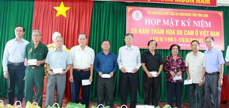  72 phần quà cho nạn nhân da cam.