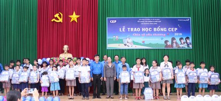 Tặng quà cho các em học sinh nghèo hiếu học
