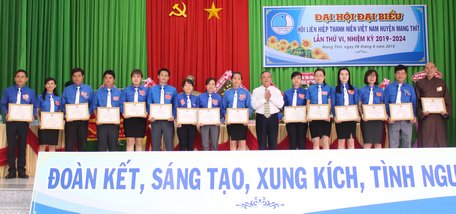 Khen thưởng cho các cá nhân xuất sắc trong phong trào tuổi trẻ chung tay xây dựng nông thôn mới nhiệm kỳ 2014- 2019