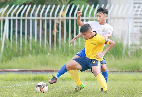 Các cầu thủ chủ nhà Vĩnh Long (áo vàng) buộc Gia Định chia điểm với tỷ số hòa 2-2.