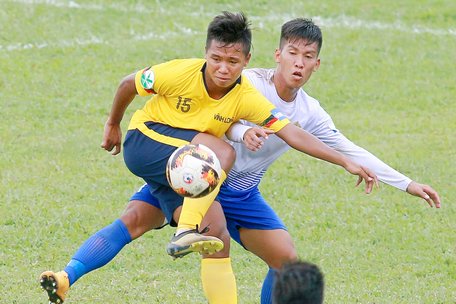 Các cầu thủ chủ nhà Vĩnh Long (áo vàng) buộc Gia Định chia điểm với tỷ số hòa 2-2.
