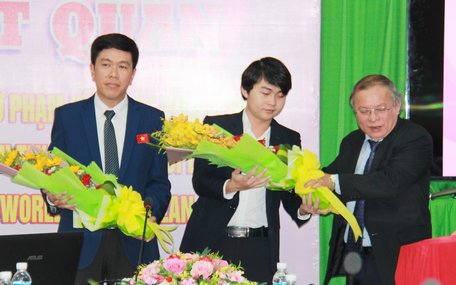 PGS.TS. Cao Hùng Phi- Hiệu trưởng Trường ĐH Sư phạm kỹ thuật Vĩnh Long tặng hoa và quà động viên thí sinh Nguyễn Tấn Toàn (giữa) và thầy hướng dẫn tham gia tốt kỳ thi.