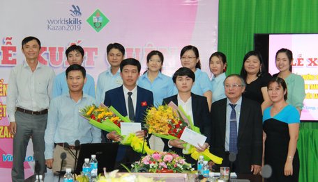  Chụp ảnh lưu niệm với khoa công nghệ thông tin. Thí sinh Nguyễn tấn Toàn vừa được nhận lại khoa làm việc.
