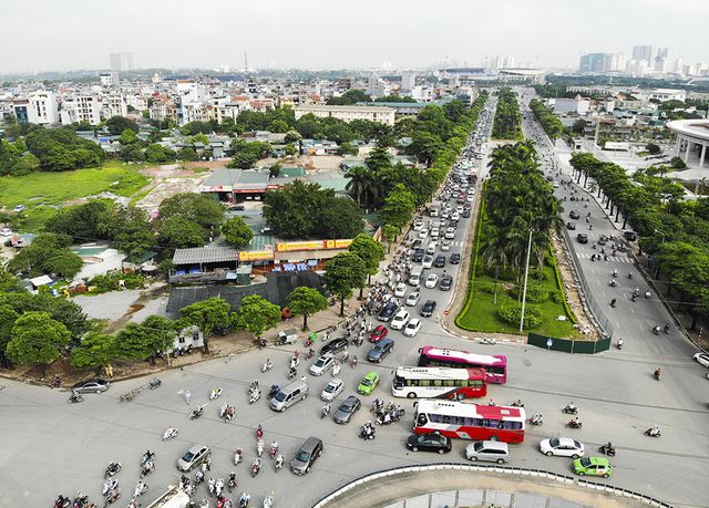 Cảnh rào chắn bùng binh trên đường Lê Đức Thọ phục vụ thi công.