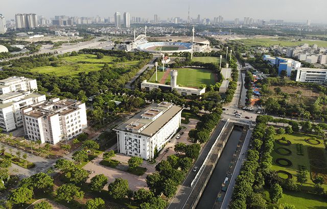 Tuyến đường Lê Đức Thọ được rào chắn từ đầu ngã tư Lê Quang Đạo kéo dài hết phần đất khu liên hiệp thể thao quốc gia Mỹ Đình.