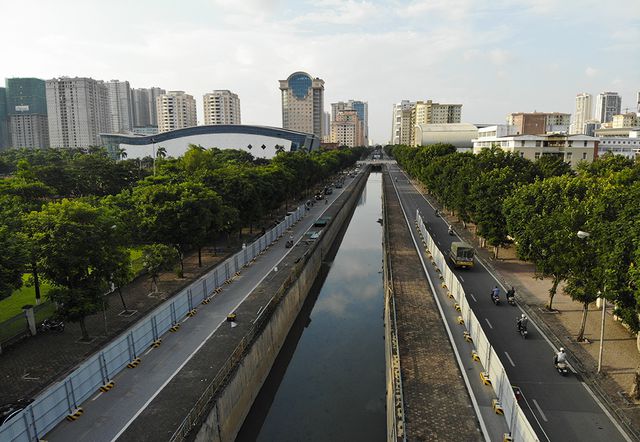 Đoạn đường Lê Quang Đạo điểm nối với đường Lê Đức Thọ đang rào đường để phục vụ xây dựng.