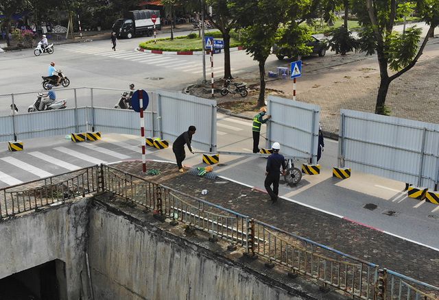 Tuyến đường Nguyễn Cơ Thạch được rào một làn đường, việc đi lại của người dân gặp nhiều khó khăn vào giờ cao điểm.