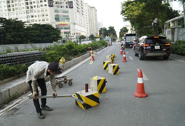 Công nhân tiến hành lập hàng rào trên mương hở Đồng Bông.