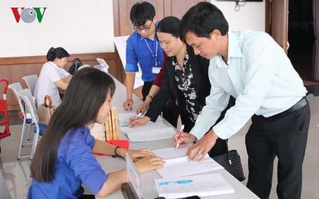 Cán bộ, đoàn viên thanh niên ký ủng hộ vụ kiện của bà Trần Tố Nga.