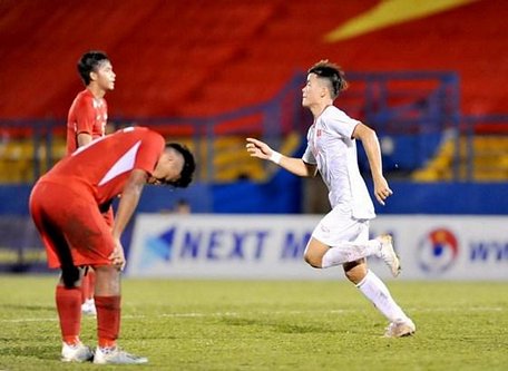  U18 Việt Nam có thế trận lấn lướt trước Singapore. Ảnh: NGUYỄN NHÂN