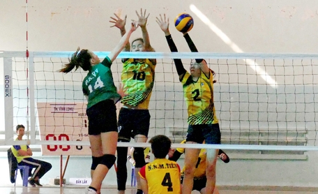 Pha chắn bóng trong trận chung kết, THVL (áo vàng) thắng Đắk Lắk 3-1.