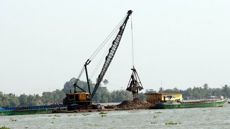 Cần kiểm soát chặt chẽ tình trạng khai thác cát trên các tuyến sông.