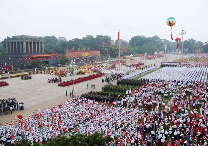 74 năm đã qua, tinh thần của Cách mạng Tháng Tám, chân lý của Chủ tịch Hồ Chí Minh: Không có gì quý hơn độc lập, tự do vẫn luôn ngời sáng trong sự nghiệp đấu tranh giành độc lập, thống nhất, bảo vệ và thực hiện thắng lợi công cuộc xây dựng một nước Việt Nam hòa bình, thống nhất, độc lập, dân chủ và giàu mạnh của toàn dân tộc dưới sự lãnh đạo của Đảng Cộng sản Việt Nam quang vinh. (Ảnh: Nhan Sáng/TTXVN)