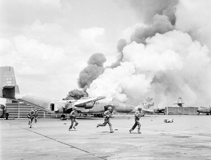 Đại thắng mùa Xuân 1975, với đỉnh cao là chiến dịch Hồ Chí Minh lịch sử, là thành quả vĩ đại của nhân dân ta, thể hiện ý chí, khát vọng độc lập, thống nhất Tổ quốc của dân tộc ta trong thời đại Hồ Chí Minh. Trong ảnh: Bộ đội ta đánh chiếm sân bay Tân Sơn Nhất trong chiến dịch Hồ Chí Minh lịch sử, giải phóng hoàn toàn miền Nam, thống nhất đất nước. (Ảnh: Đinh Quang Thành/TTXVN)