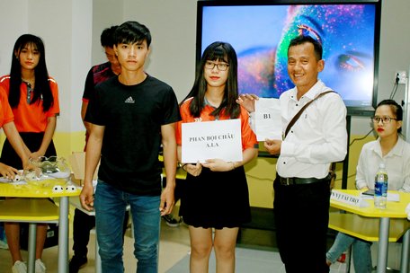 Lãnh đạo đội bóng Phan Bội Châu AIA (Vĩnh Long, bìa trái), trong buổi bốc thăm.