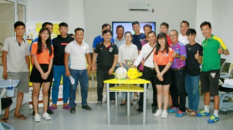 BTC giải cùng lãnh đạo đội bóng trong buổi bốc thăm.