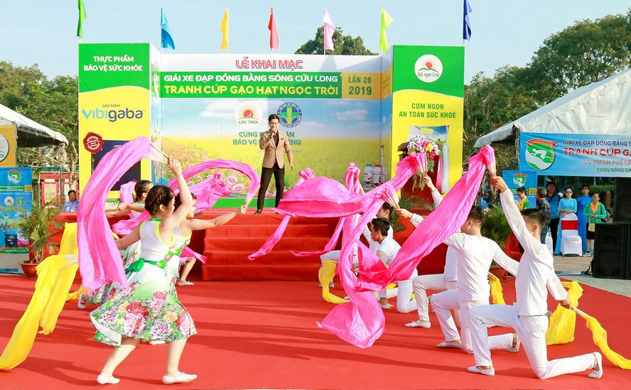  Văn nghệ chào mừng khai mạc giải.